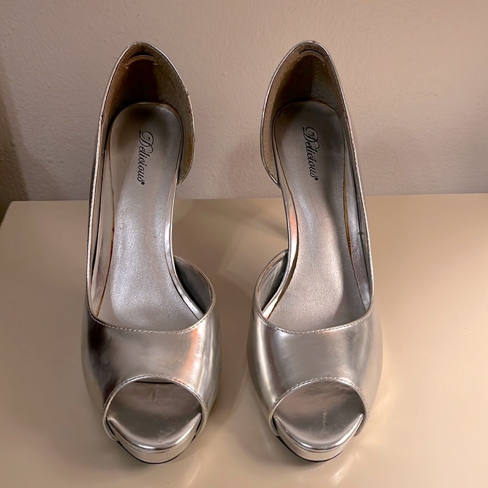 Delicious Silver Platform Peep Toe Pump